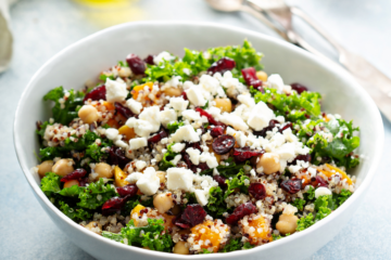 Salat mit Spinat, Quinoa und gerösteten Kichererbsen