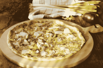 Selbstgemachte Pizza mit Frühlingszwiebeln