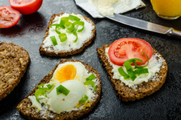 Roggenbrot mit Eiern, Tomaten und Frühlingszwiebeln