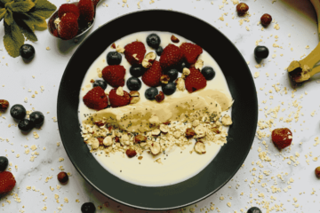 Müsli mit Joghurt, Bananen und Beeren
