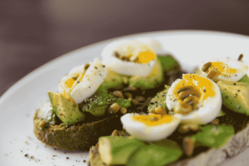 Toast mit Avocado, Ei und Pinienkernen