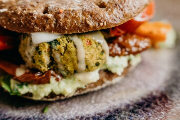 Fertig zubereitetes Pitabrot mit Falafel