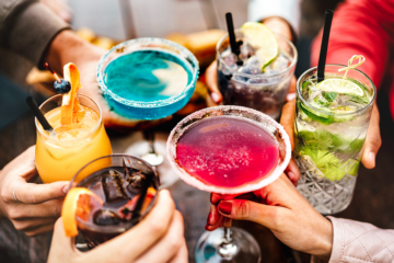 Freunde stoßen mit alkoholfreien Cocktails auf die Schwangerschaft an.