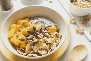 Leckeres Mango-Chia Frühstück steht auf dem Tisch.