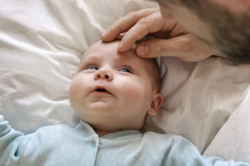 Süßes Baby bewundert seinen Papa. Jungennamen 2024