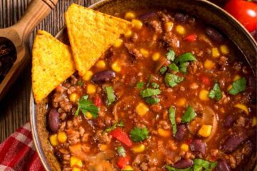 Leckeres vegetarisches Chili mit Tortilla-Chips