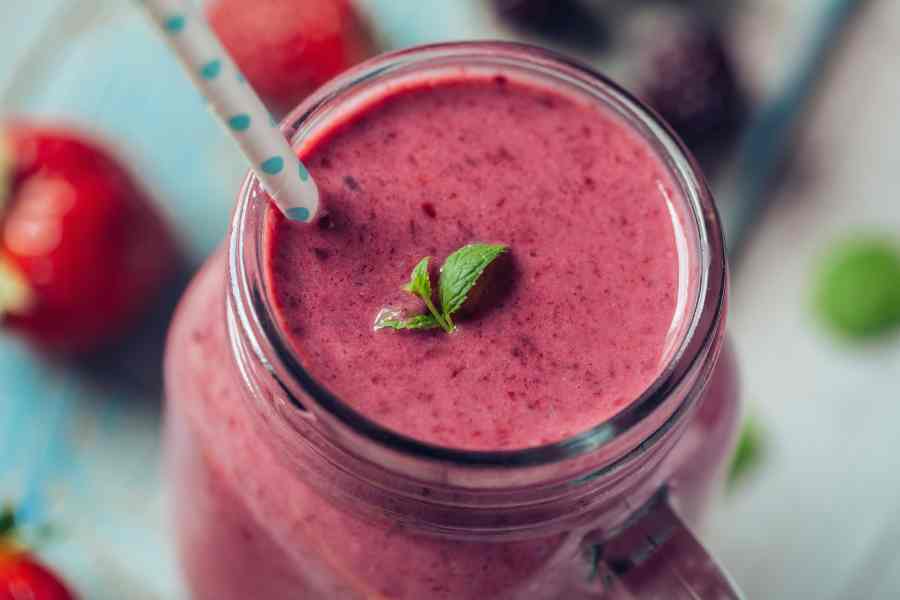 Gesunder Bananen-Milchshake mit roten Früchten – 24baby.de