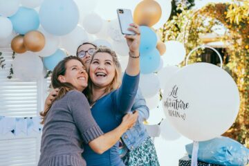 Babypartyspiele: Schwangere macht Selfies mit ihren Freundinnen.