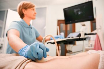 Frauenärztin macht einen Ultraschall um eine Blasenmole zu untersuchen.