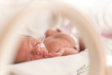 Frühchen liegt im Brutkasten.